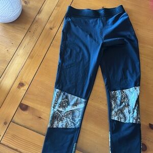 Youth medium Magellan leggings black and camo